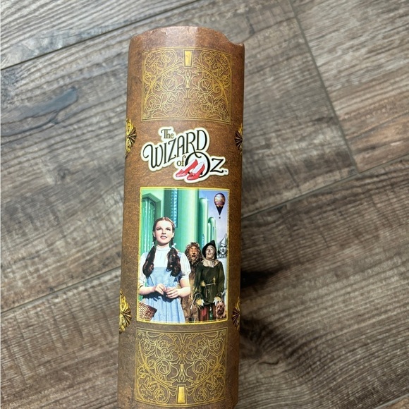 NWT The Wizard of Oz Emerald City 1000 Piece Puzzle + Keepsake Book Box - Picture 3 of 8